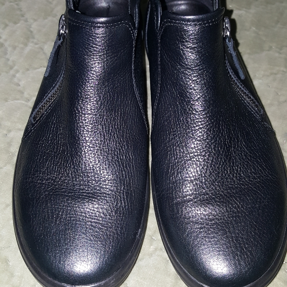 Ecco Soft 7 Leather Low Cut Zip Bootie Sneakers